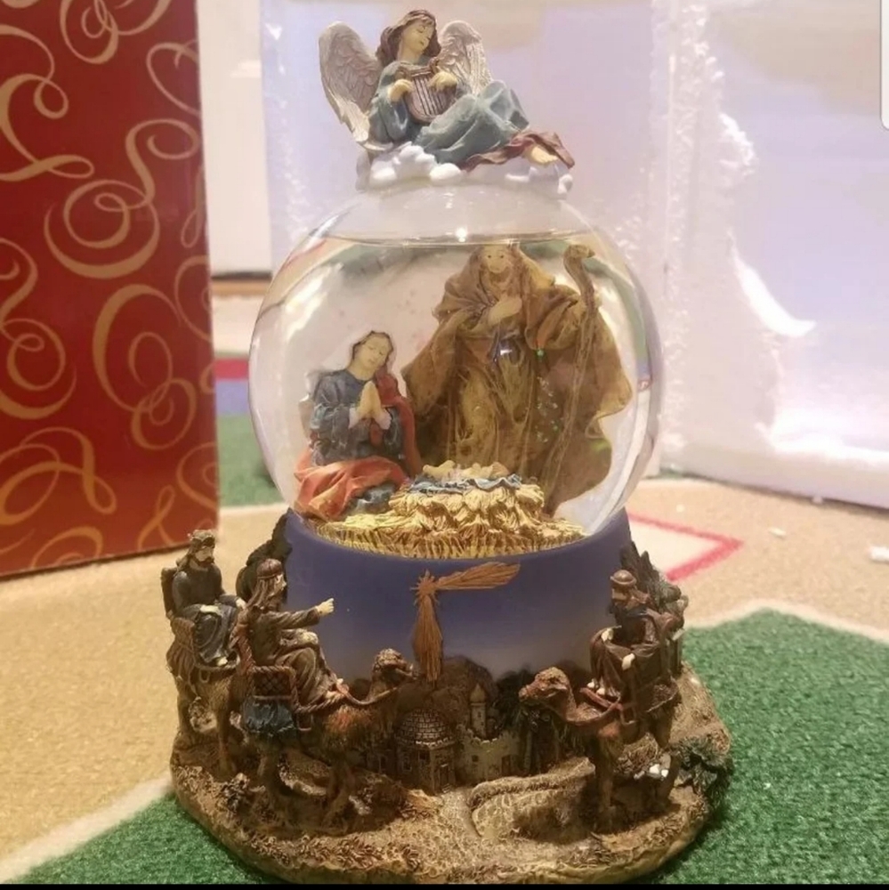 San Francisco Music Box, Nativity Globe